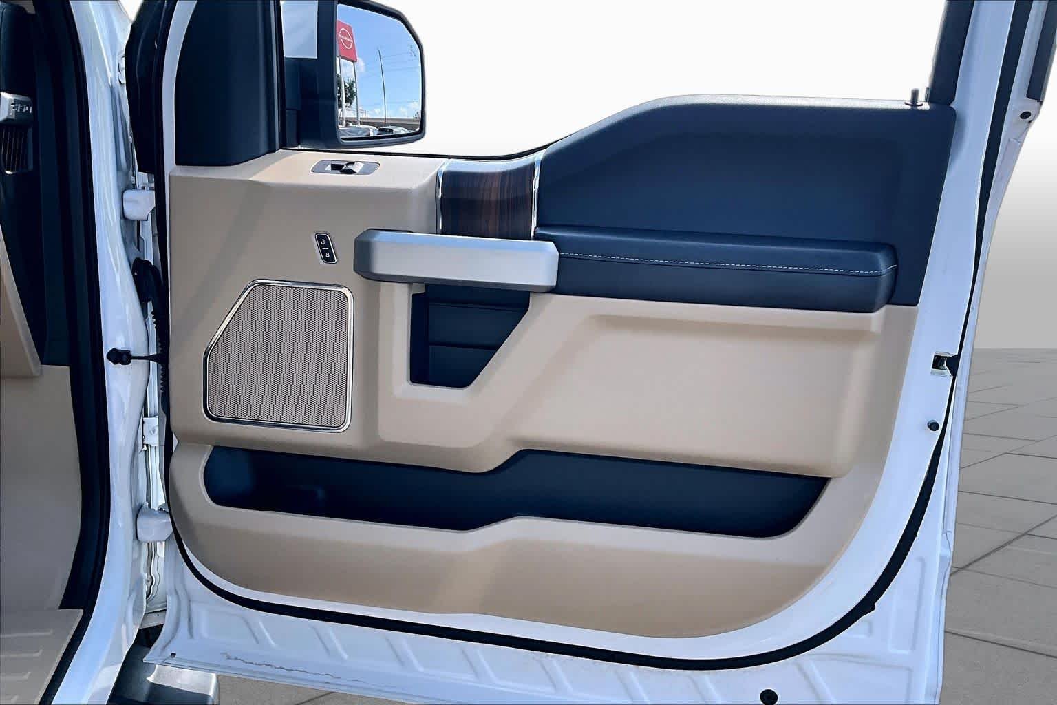 Used 2015 Oxford White Ford Lariat image 22