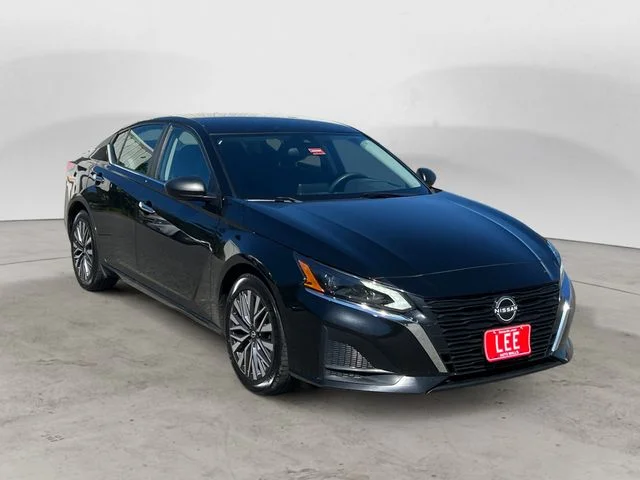 Used 2024 Super Black Nissan 2.5 SV image 7