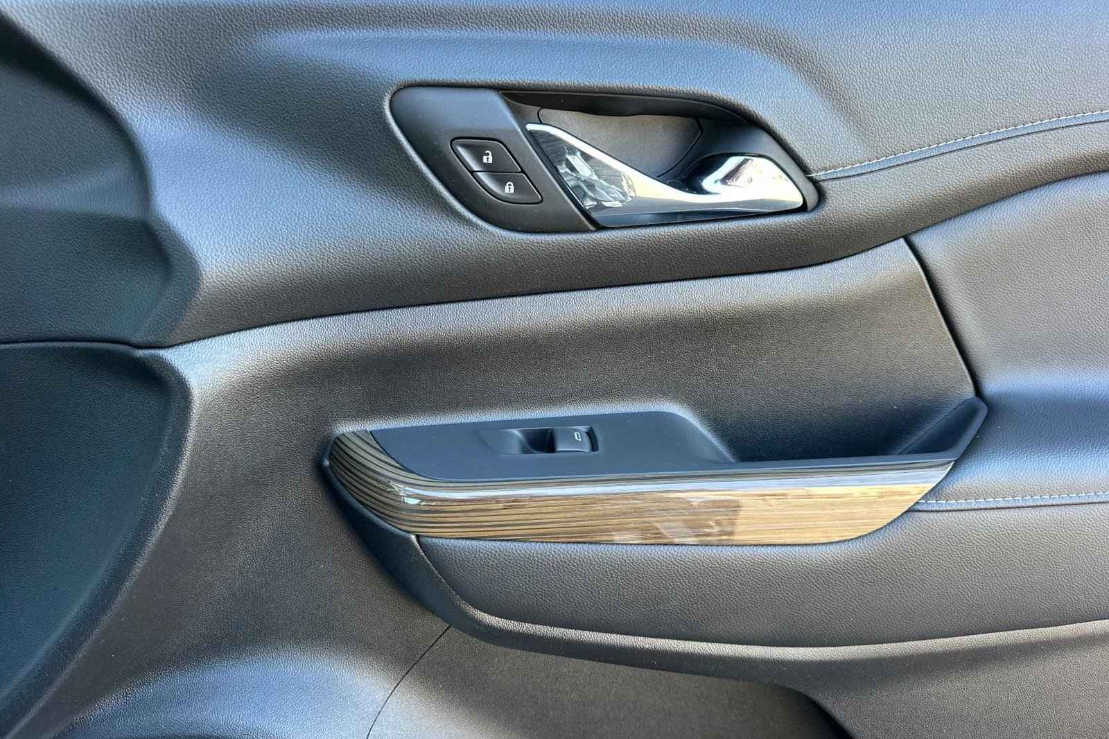 Used 2022 White GMC SLE image 20