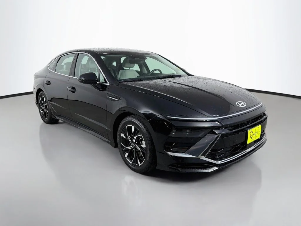 Used 2024 Black Hyundai SEL image 4
