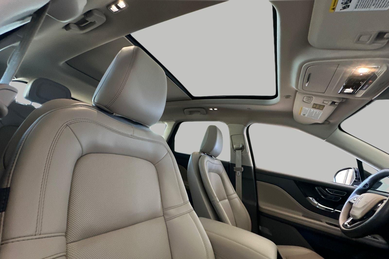 Used 2022 White Lincoln Standard image 17