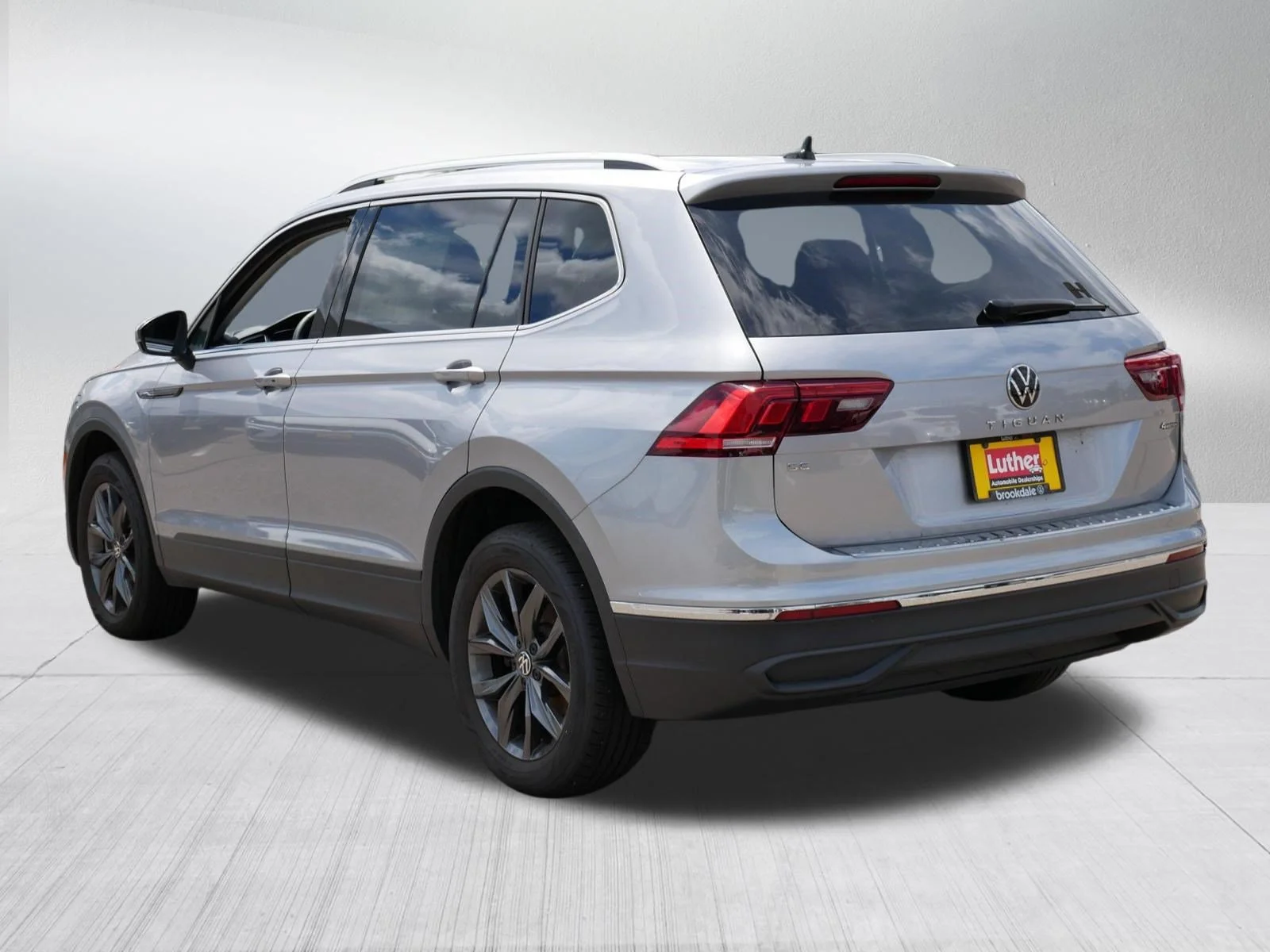 Certified Used 2024 PYRITE SILVER Volkswagen SE image 5