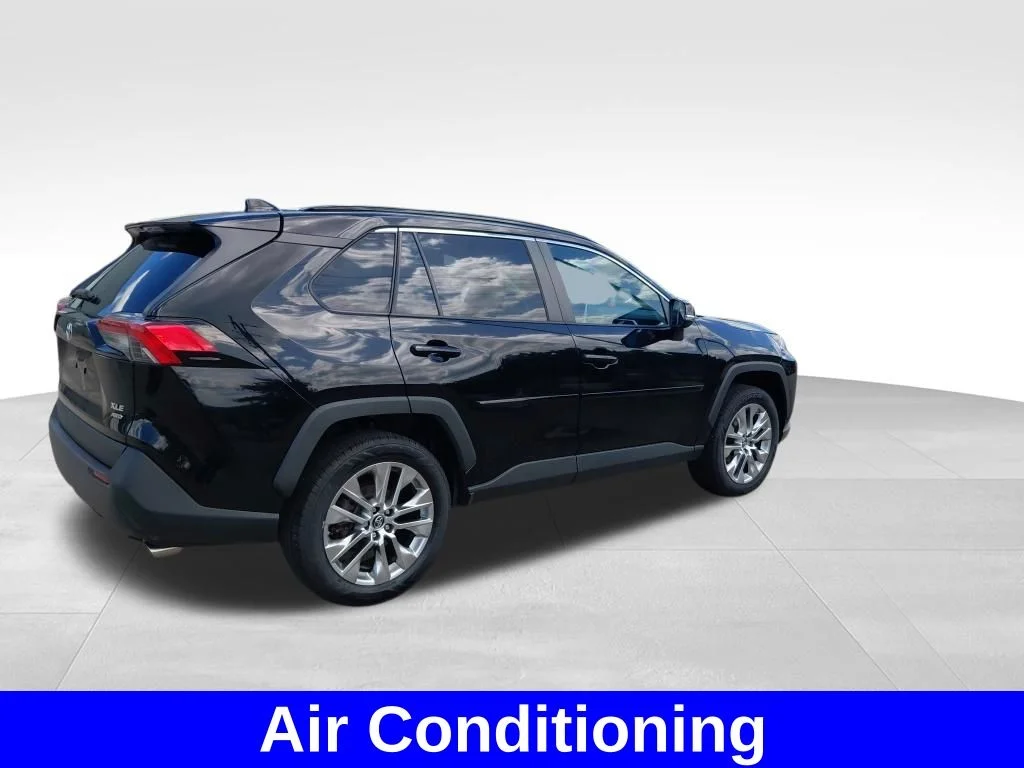 Used 2019 Midnight Black Metallic Toyota XLE Premium image 7