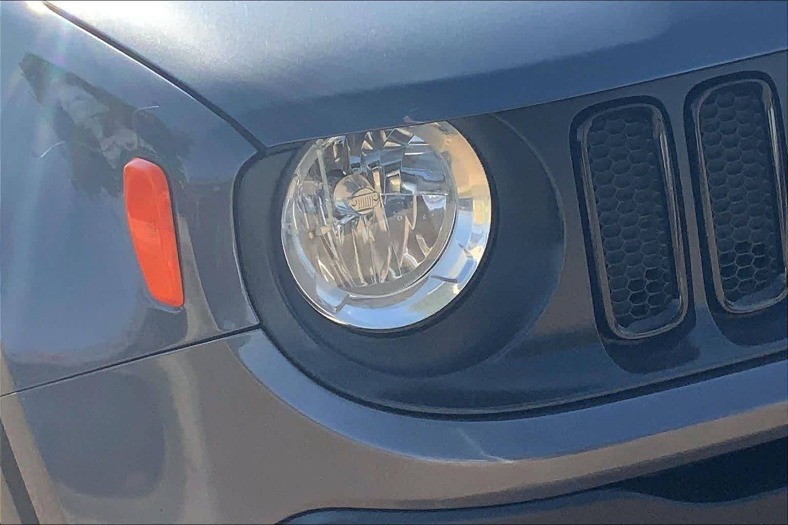 Used 2018 Granite Crystal Metallic Clearcoat Jeep Altitude image 28