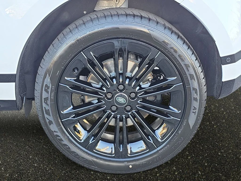New 2026 Fuji White LAND ROVER Dynamic SE image 35