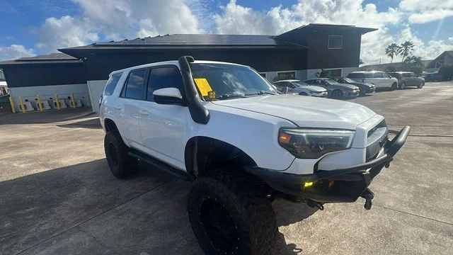 Used 2017 White Toyota SR5 image 7