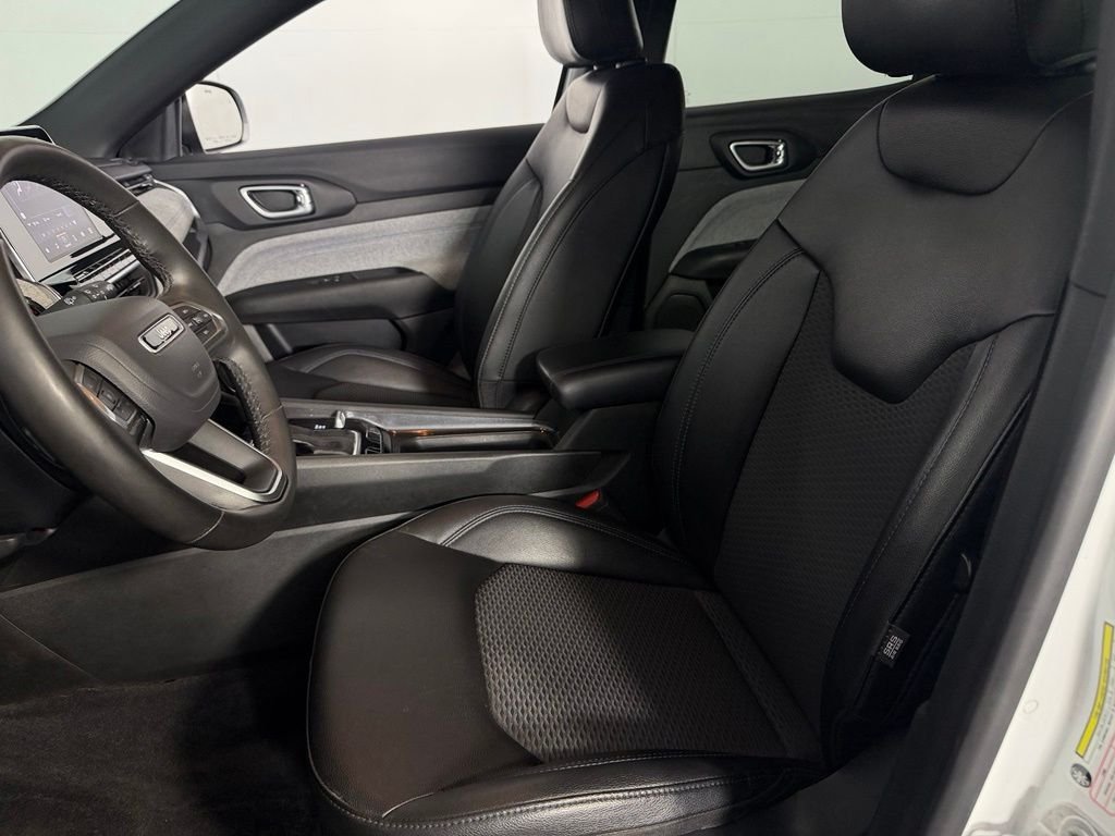 Used 2025 White Jeep Latitude image 21