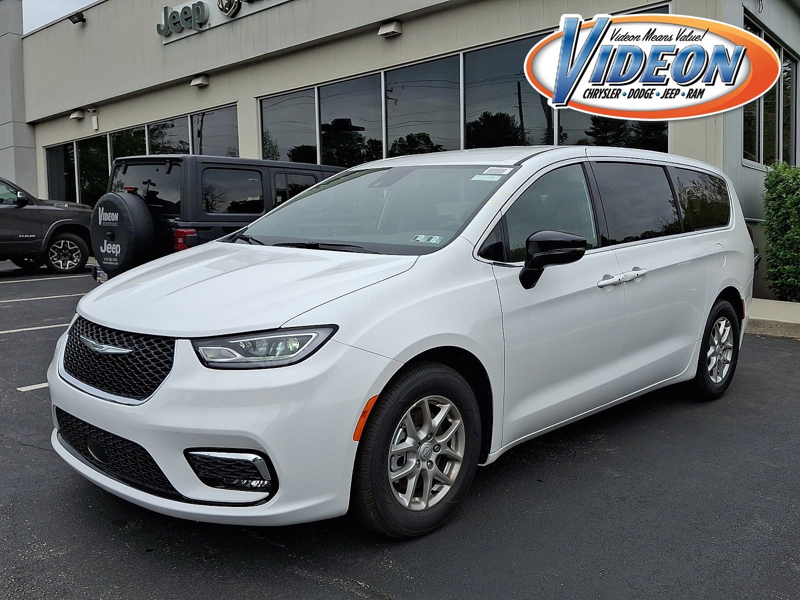 2026 Chrysler Pacifica Select's photo