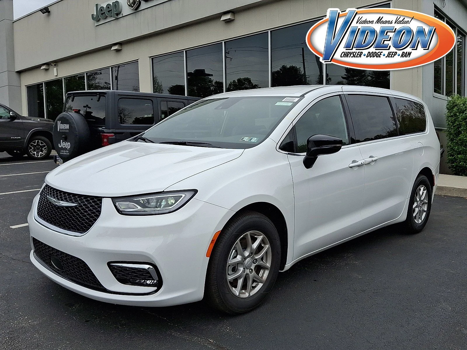 2026 Chrysler Pacifica Select's photo