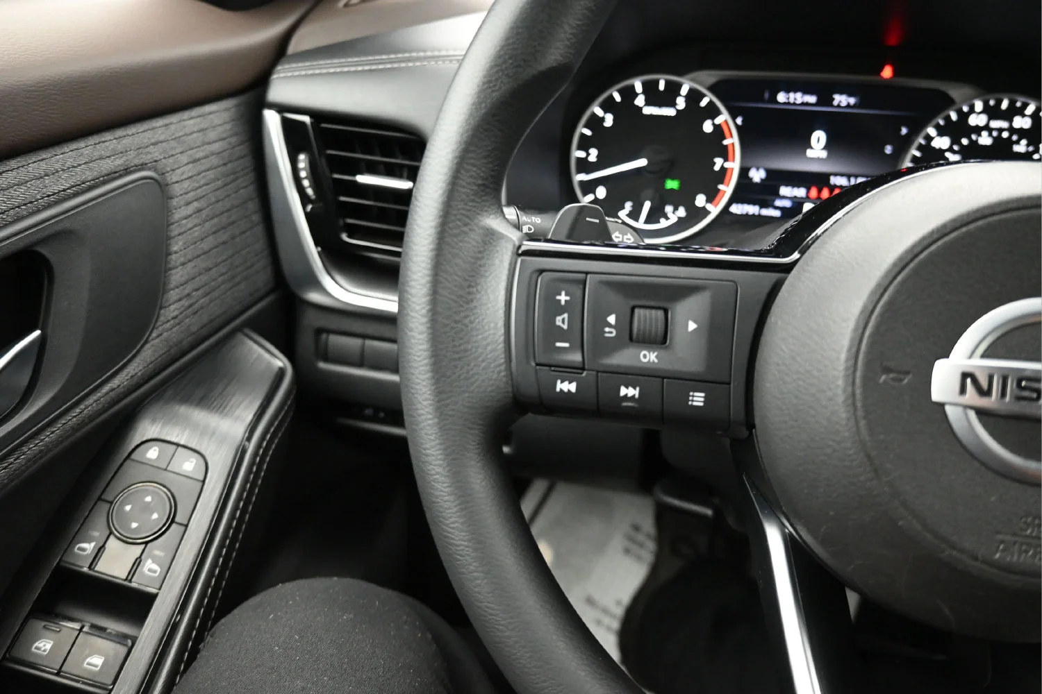 Used 2021 Black Nissan SV Intelligent AWD image 19