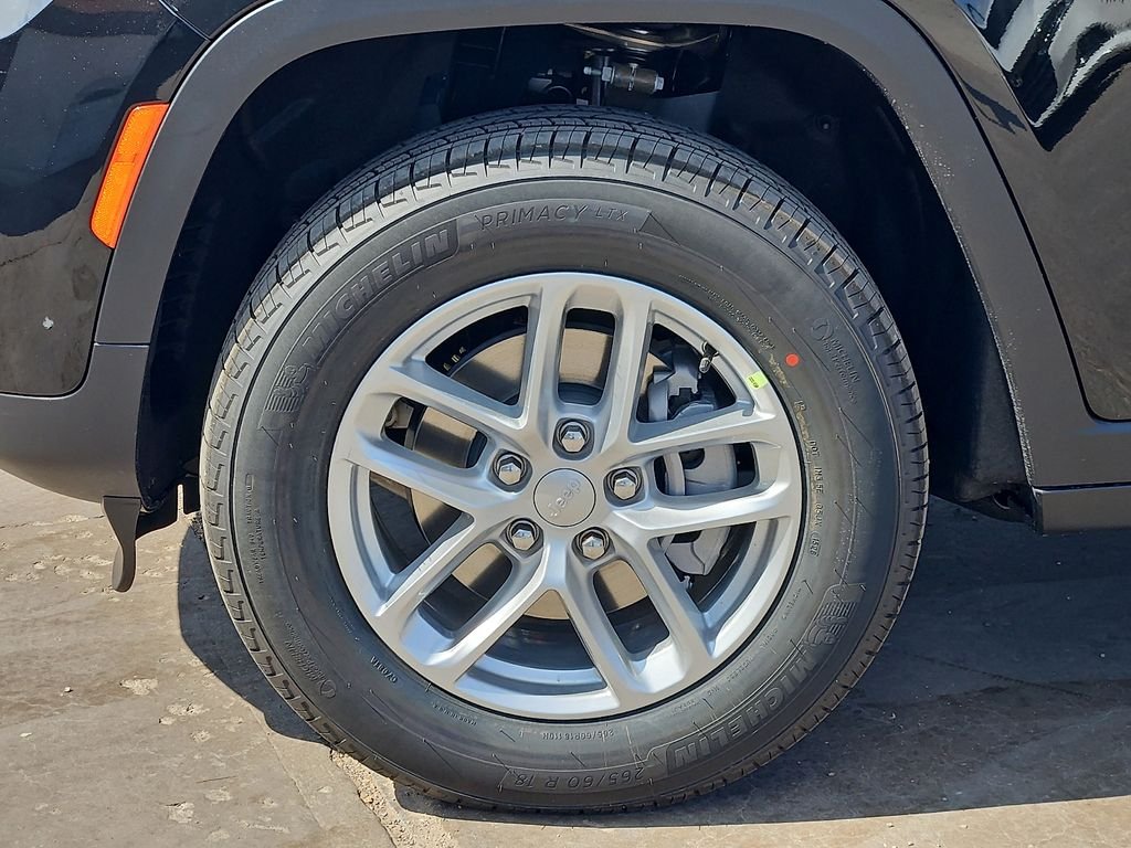 New 2026 Diamond Black Crystal Pearl-Coat Exterior Paint Jeep Laredo image 9