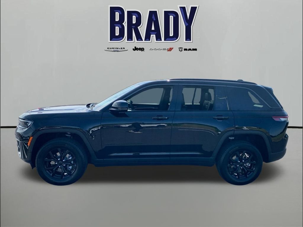 New 2026 Diamond Black Crystal Pearl-Coat Exterior Paint Jeep Laredo Altitude image 4