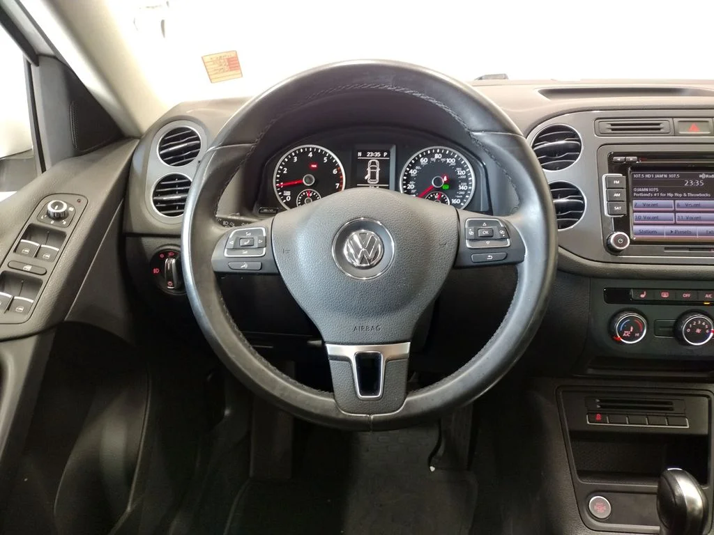 Used 2014 White Volkswagen SE image 32