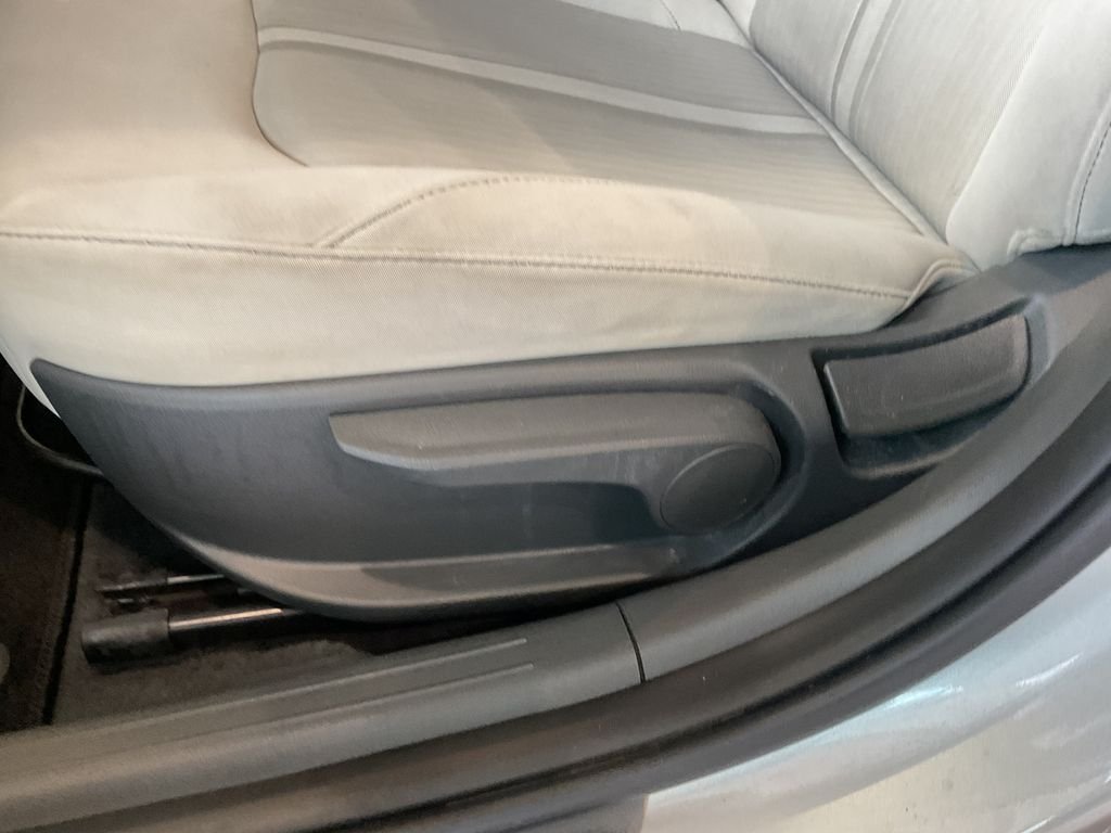 Used 2025 Silver Hyundai SE image 14