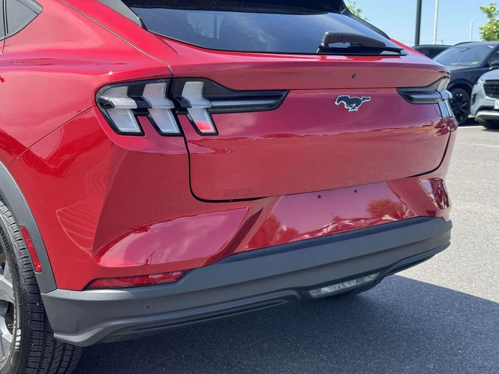 Used 2022 Red Ford Select image 11