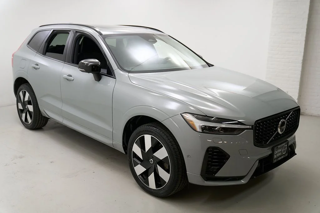 Certified Used 2024 Vapour Grey Volvo Plus image 4