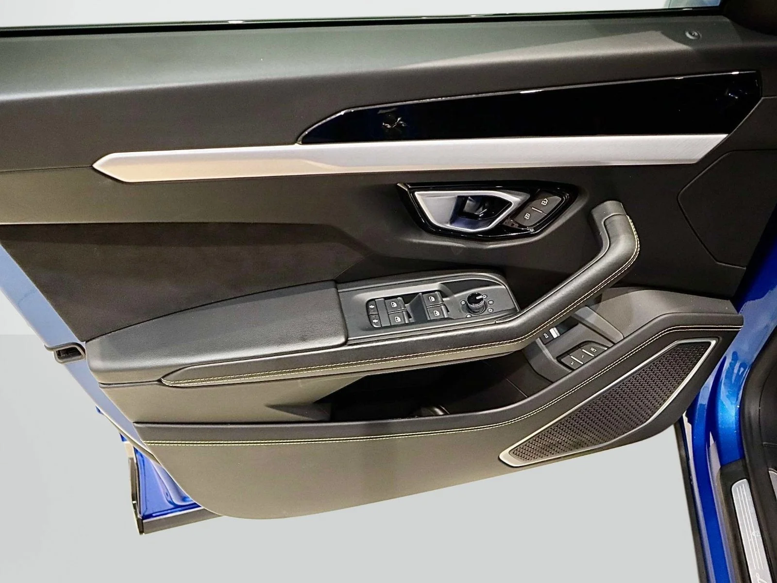 Used 2020 Blu Eleos Metallic Lamborghini  image 23