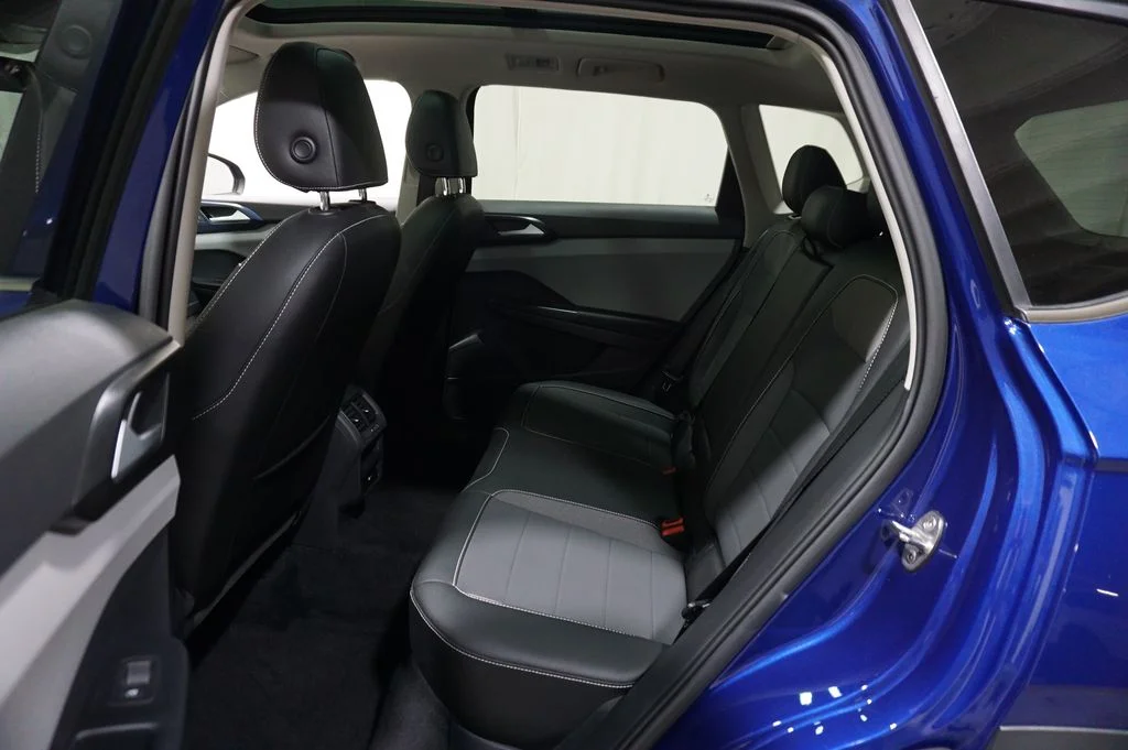 Certified Used 2023 Blue Volkswagen 1.5T SE image 11