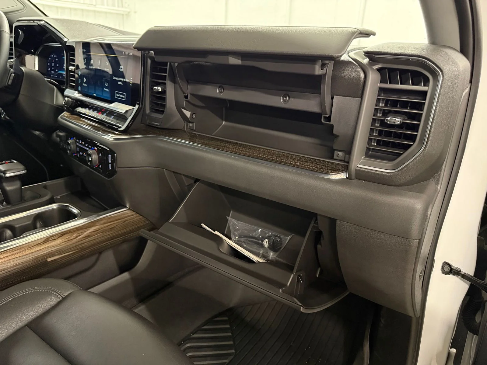 Used 2024 White Chevrolet LT image 28