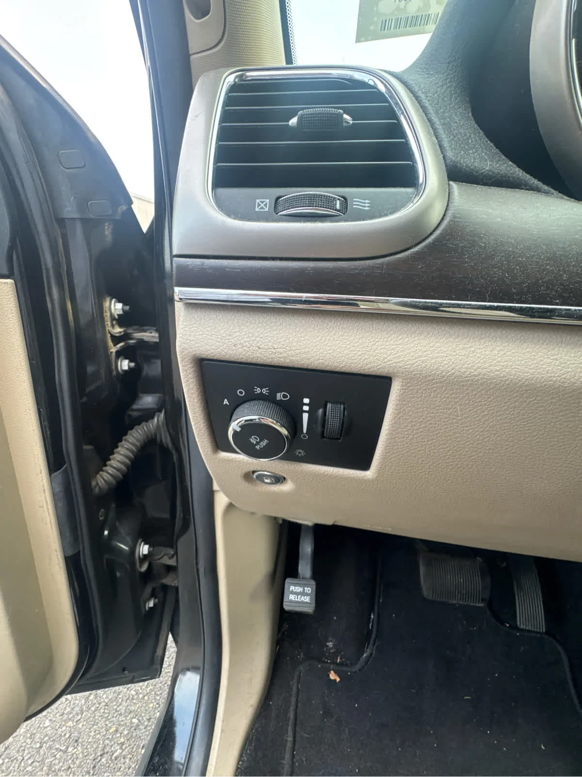 Used 2017 Diamond Black Crystal Pearlcoat Jeep Limited image 10