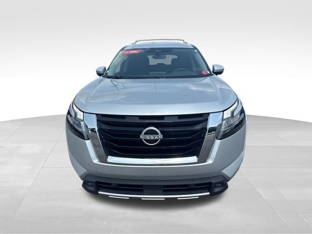 Used 2023 Silver Nissan SL image 9