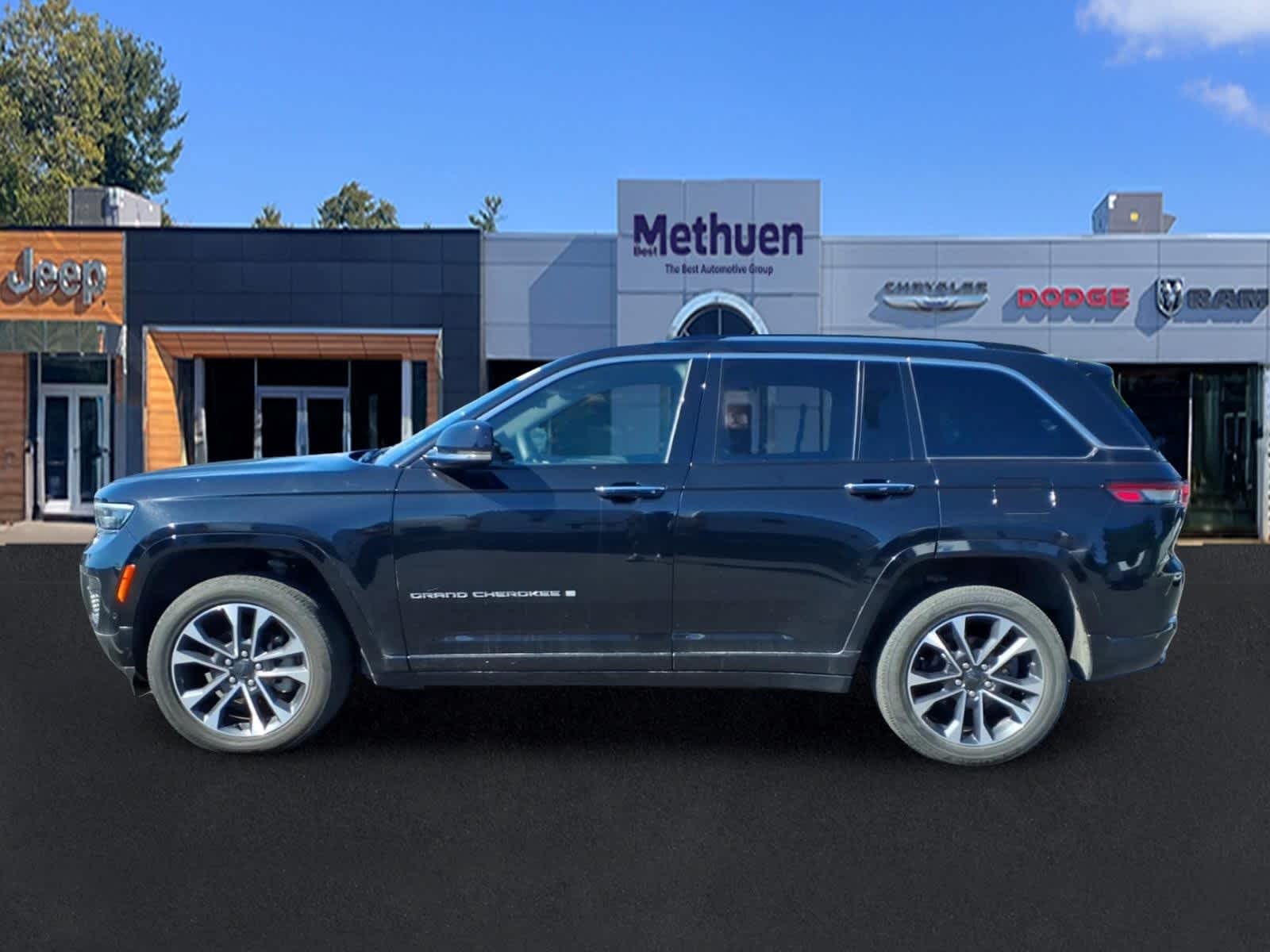 Used 2023 Diamond Black Crystal Pearlcoat Jeep Overland image 6