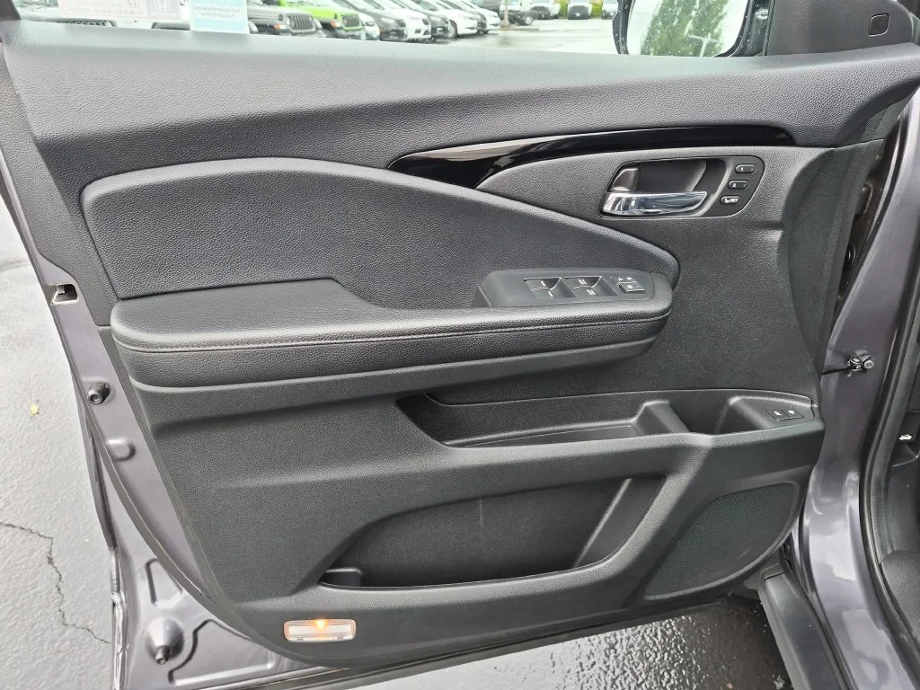 Used 2022 Modern Steel Metallic Honda Touring image 10