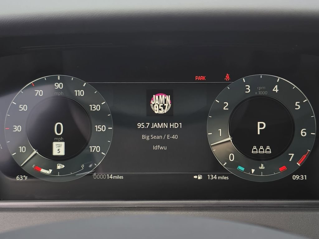 New 2026 Arroios Grey Land Rover Dynamic SE image 19