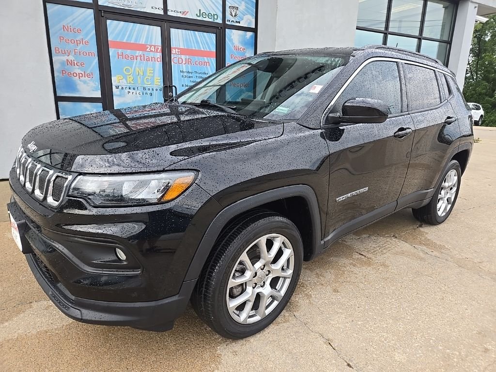 Used 2022 Jeep Compass Latitude Lux with VIN 3C4NJDFB0NT195434 for sale in Kansas City