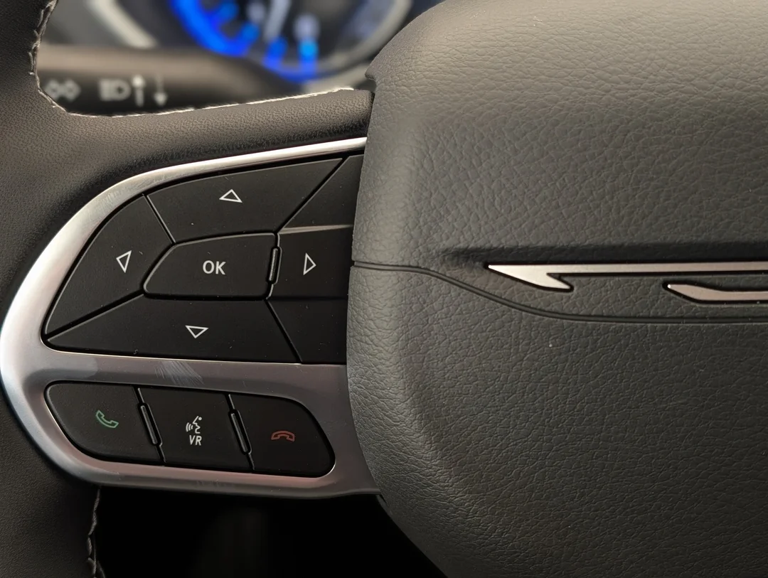 New 2027 Black Chrysler Select - - FWD - Stow n Go Seating - Adaptive Cruise - Apple CarPlay & More! image 17