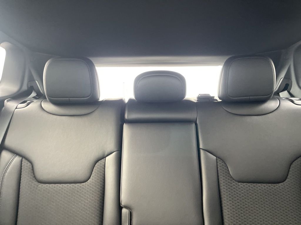 New 2026 Bright White Clear-Coat Exterior Paint Jeep Latitude image 19