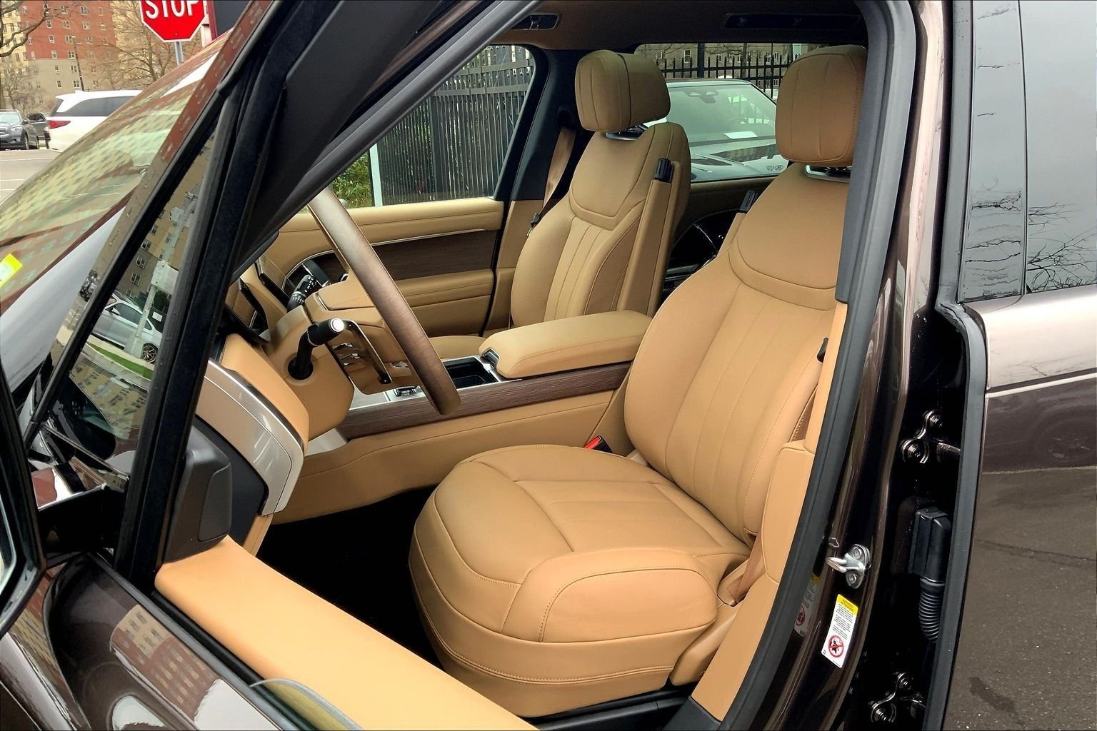 New 2026 Tourmaline Brown in Gloss finish LAND ROVER SE 7 Seats image 9