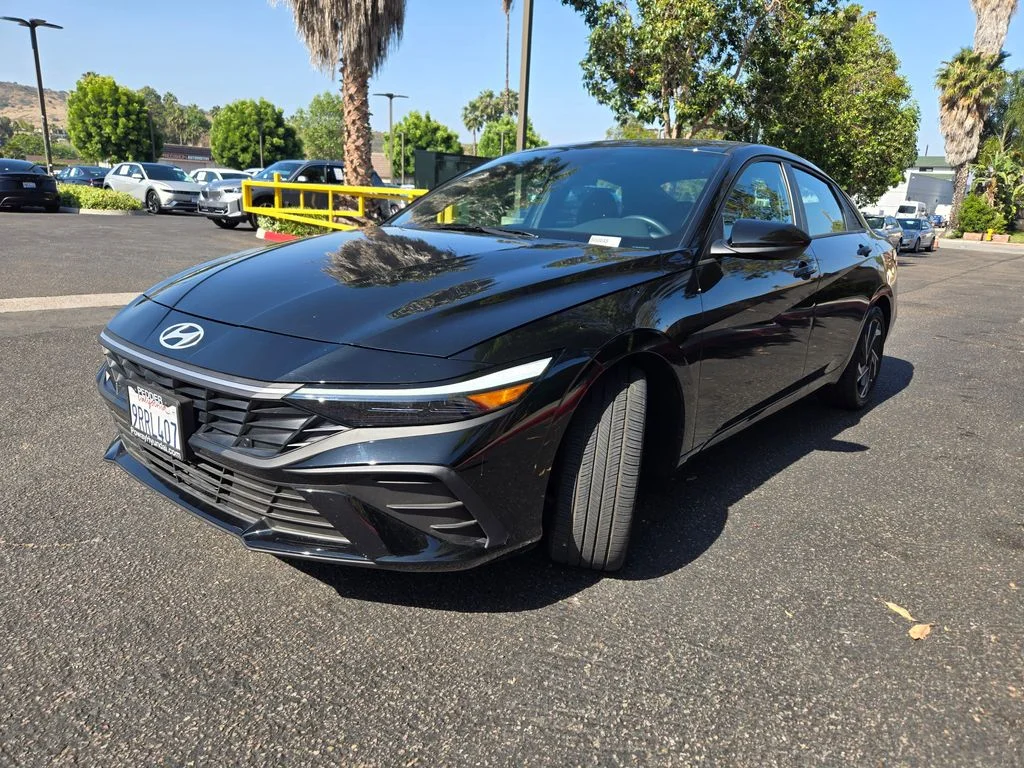 Used 2025 Black Hyundai SEL Sport image 3
