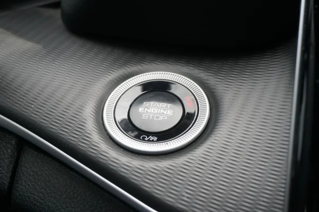 Used 2025  Jeep Laredo X image 31
