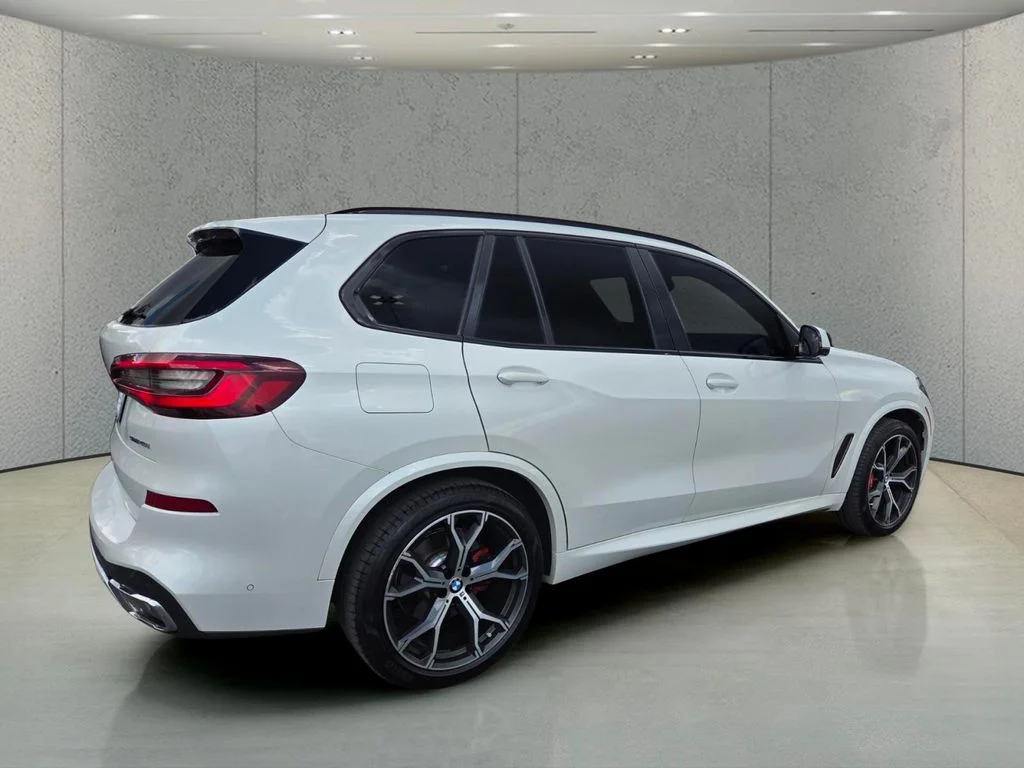 Used 2022 White BMW sDrive40i image 4