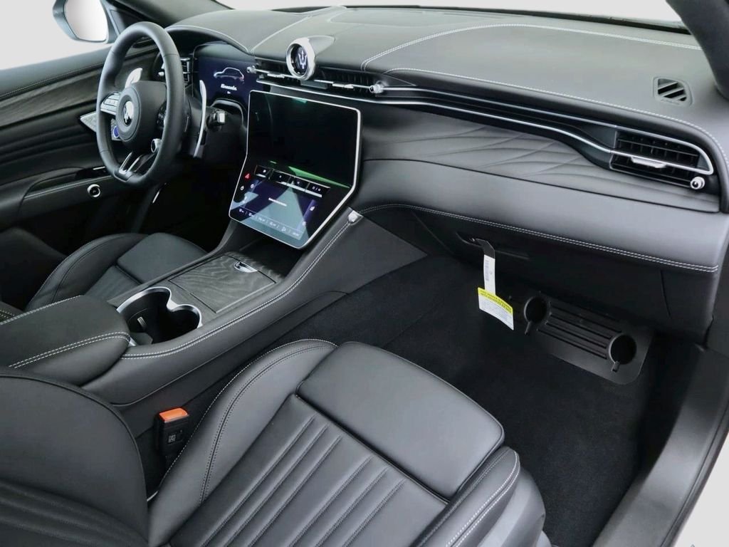 Used 2025 Bianco Astro Metallic Maserati Base image 18