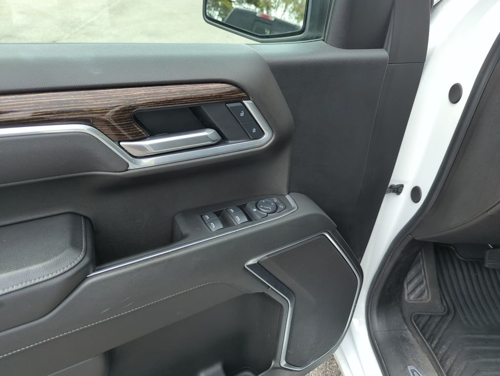 Used 2025 White GMC Elevation image 18