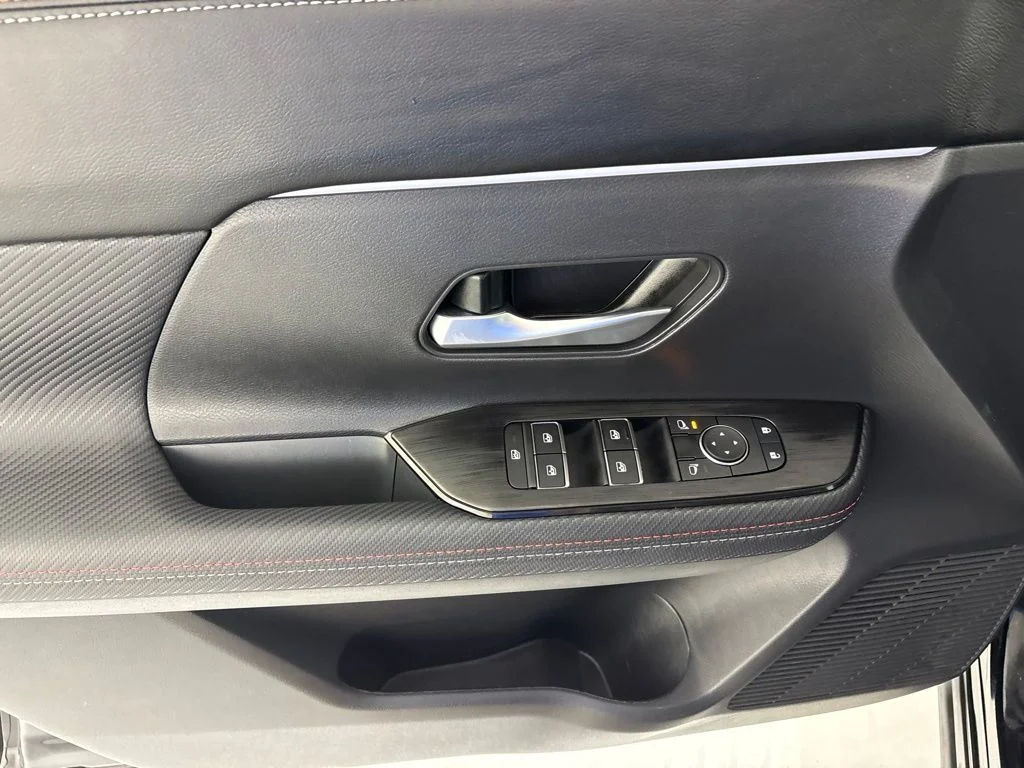 Used 2025 Black Nissan SR image 24