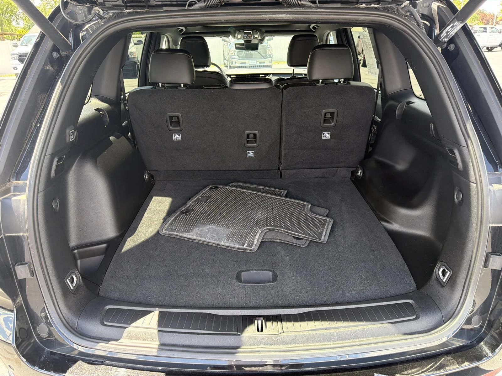 Used 2024 Diamond Black Crystal Pearlcoat Jeep Limited image 9