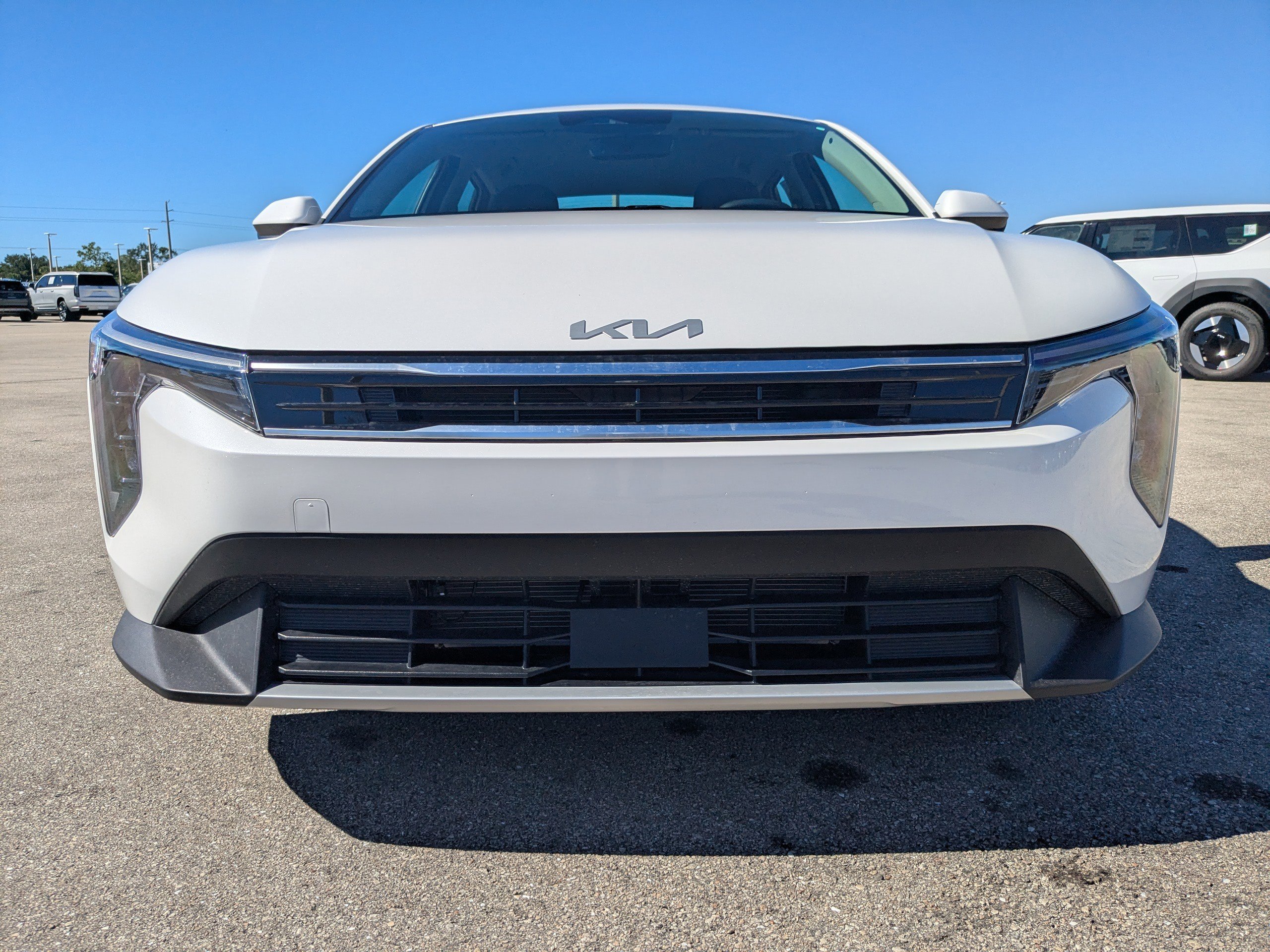 New 2025 Snow White Pearl Kia EX image 3