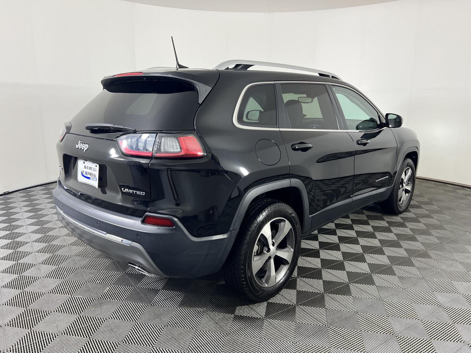 Used 2020 Diamond Black Crystal Pearlcoat Jeep Limited image 29