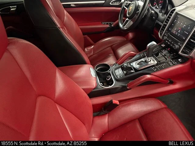 Used 2018  Porsche Base image 15
