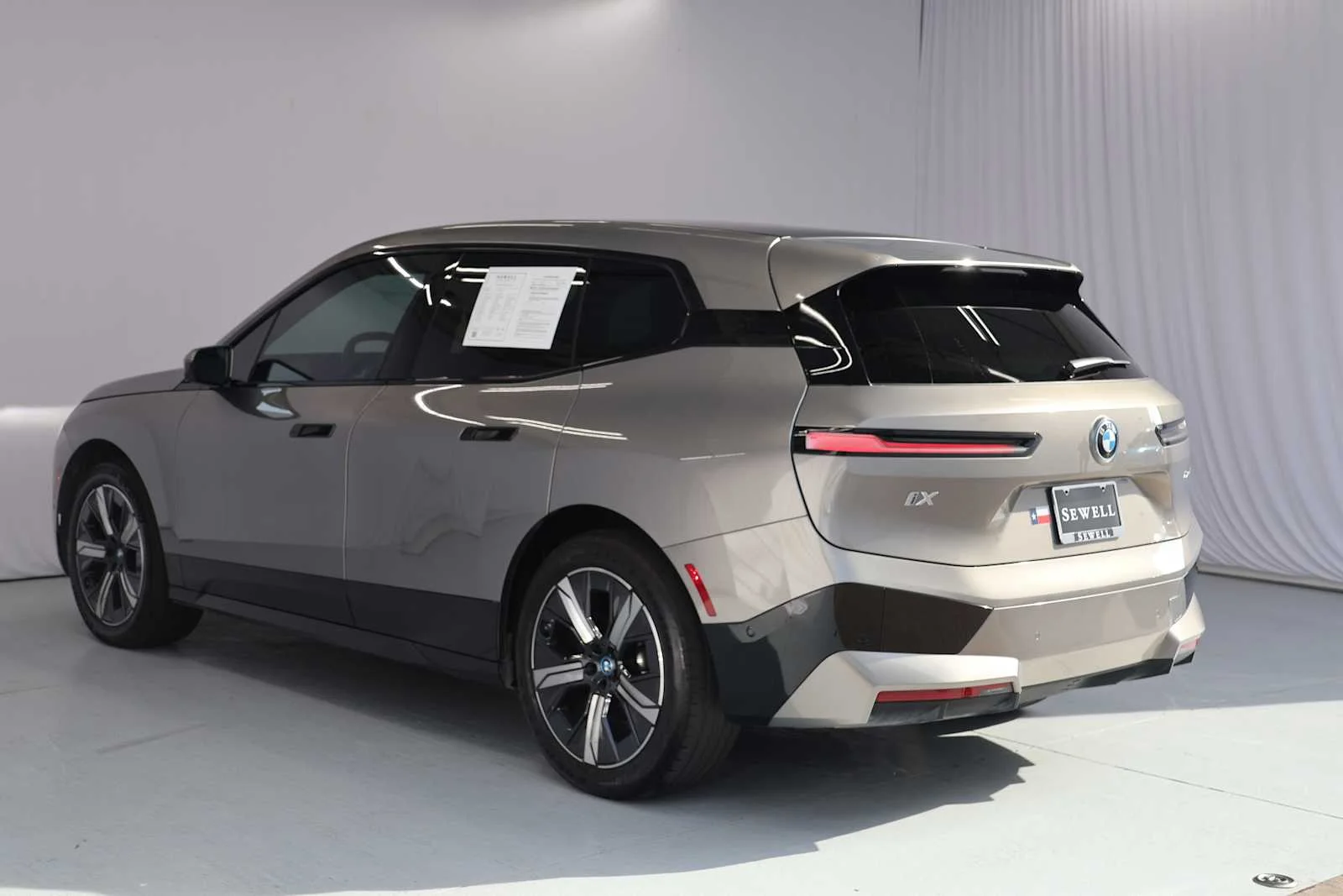 Certified Used 2024 Oxide Grey Metallic BMW xDrive50 image 5