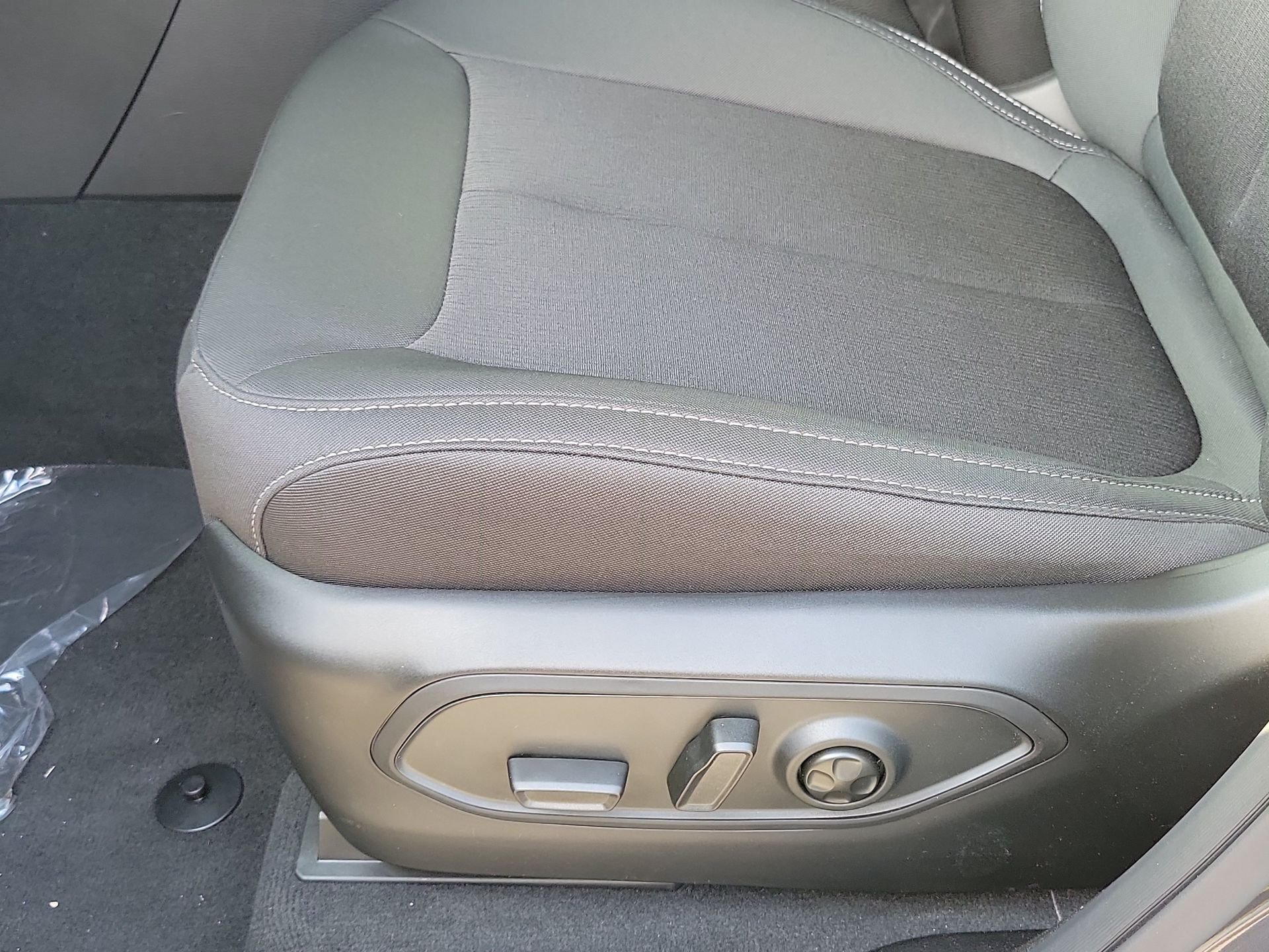 New 2026 Baltic Gray Metallic Clear-Coat Exterior Paint Jeep Laredo X image 15