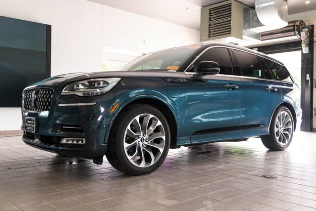 Used 2022 Blue Lincoln Grand Touring image 3