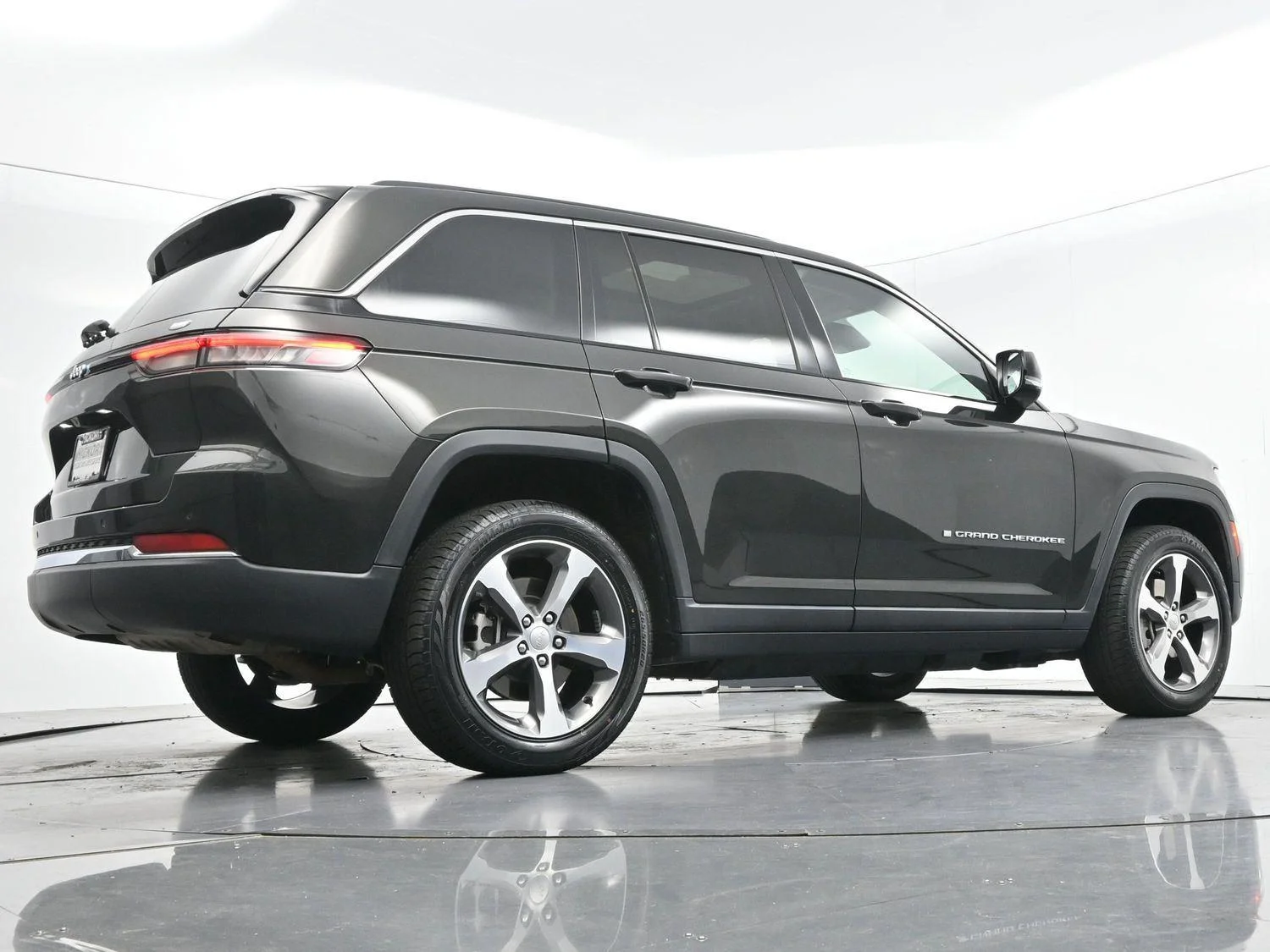 Used 2023 Rocky Mountain Pearlcoat Jeep 4xe image 52