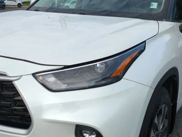 Used 2023 Beige Toyota XLE image 9