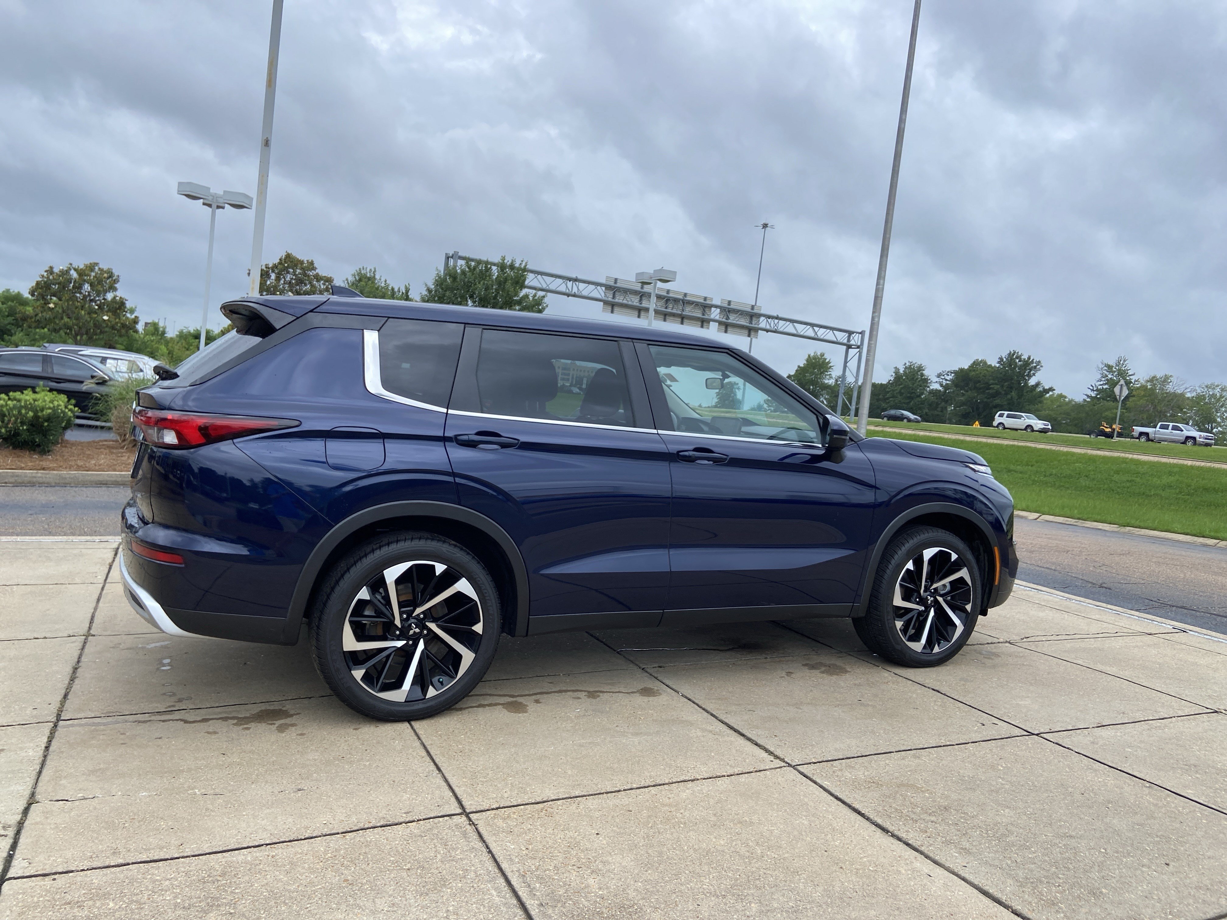 Used 2023 Cosmic Blue Metallic Mitsubishi SE image 14