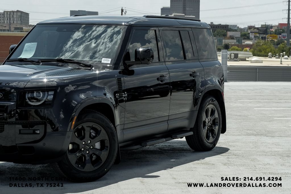 New 2026 Santorini Black Metallic Land Rover S image 4