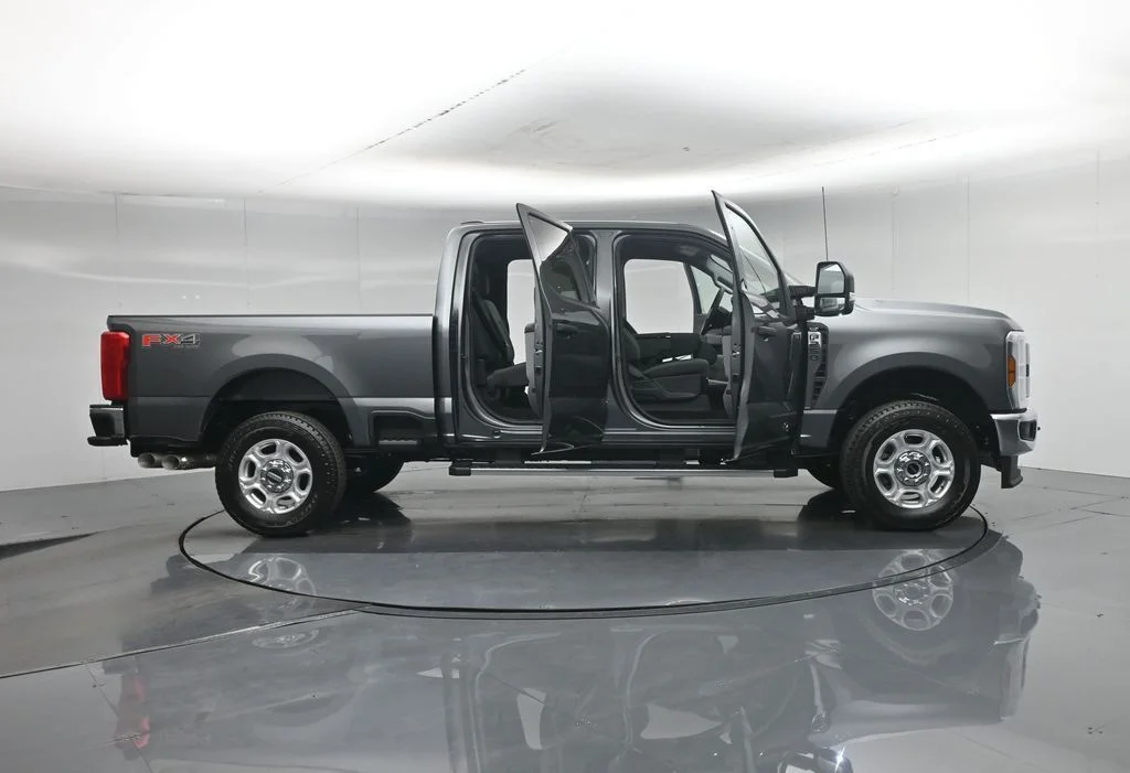 New 2026 Carbonized Gray Metallic Ford XLT image 4